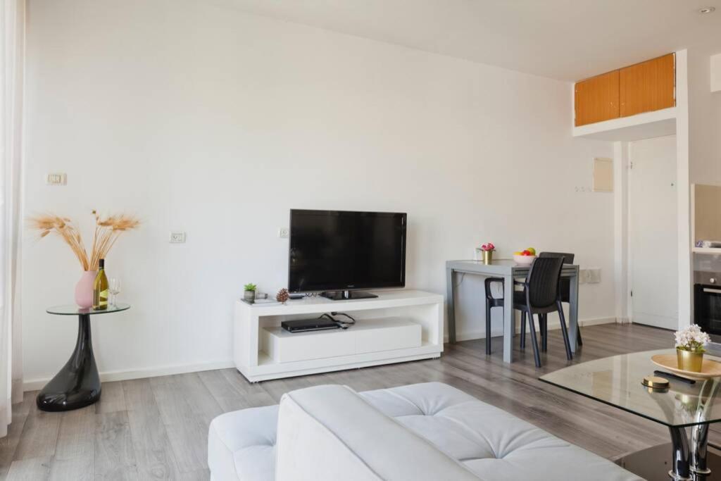 Big Apartment Next To Gordon Beach Plus Free Parking Tel-Aviv Extérieur photo